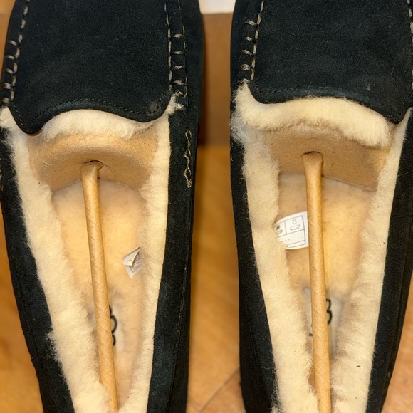 Hello, it is a men's shoe, size 11, new, never used, from the ugg brand. - Picture 8 of 11